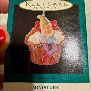 NWT Hallmark Keepsake Ornament - Cozy Elf in Basket Corny Elf